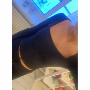 Svart tröja  - Superfin svart tröja som är köpt på newyorker, tror den är i stl Xs men passar även S bra💞