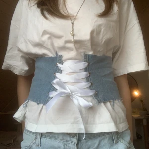 Jeans korsett - Tryck inte på Köp nu!  Säljer egensydda midje korsetter efter personliga mått! Tillverkas av olika färger på jeanstyg.  150kr + frakt. 🤍 Skriv privat om du är intresserad av att köpa eller har andra funderingar! 💋✨