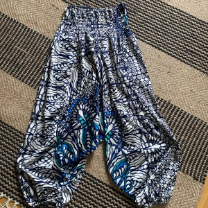 Hippiebyxor - Jättesöta hippiebyxor som tyvärr är för korta för mig som är 178. Väldigt skönt material och otroligt stretchiga. Näst intill oanvända då dom som sagt är något för korta. Köparen står för frakt🩷 Pris kan diskuteras🩷
