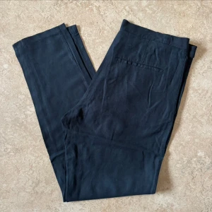 Whyred Sam Svarta Linnebyxor - Whyred linnebyxor (45% Linne & 55% Silke) i modellen Sam, använda men i gott skick. Storlek: 50, Midja: 44 cm Ytterben: 101 cm Benöppning: 16.5 cm