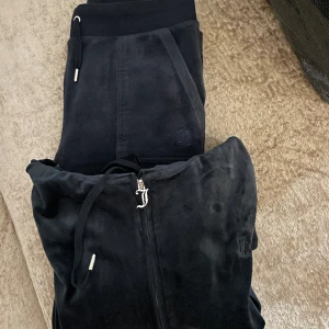 mörk blått juciy sett  - Mörk blått sett, storlek S på byxor o M på tröja 💙bra skick!  Jag står inte för frakten 