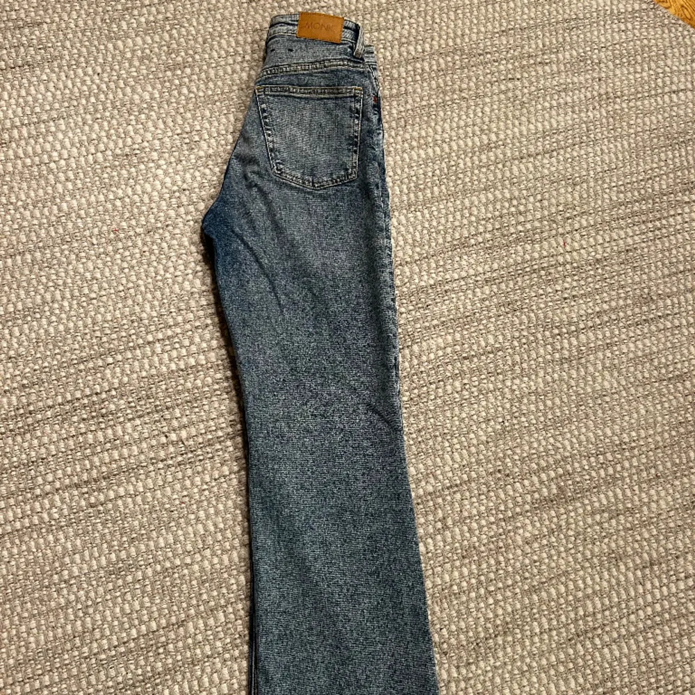 Blåa jeans från Monki i storlek 24. Vida och höga i midjan.  50kr. Jeans & Byxor.