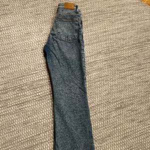 Monki jeans - Blåa jeans från Monki i storlek 24. Vida och höga i midjan.  50kr