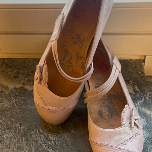 Brako läderskor - Söt ballerina i modell Bem från Brako Klackhöjd 2,5 cm Stängs med kardborr  Uttagbart inlägg. Breda och rymliga.  Ekologisk produktion med naturgarvat skinn, återvunnet gummi i sulan Nypris 1500