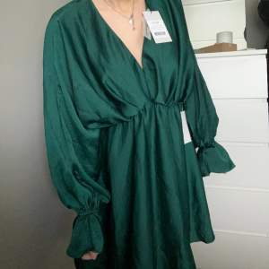 Säljer denna helt nya klänning ifrån NA-KD. Lapp finns kvar och jag har endast testat den. Hör av er vid intresse!☺️