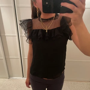 Topp med mesh och volanger - I super bra skick och sparsamt använd💕 passar fint till fest❣️strl xs men passar även s