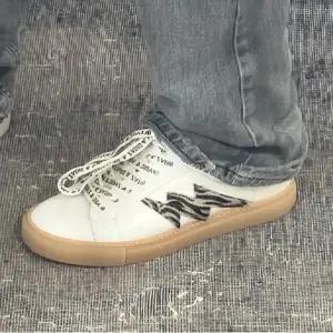 Super snygga vita sneakers från Zadig&Voltaire med zebra detaljer💓💓bara att höra av er vid frågor!!