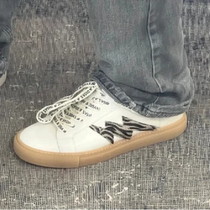Zadig sneakers  - Super snygga vita sneakers från Zadig&Voltaire med zebra detaljer💓💓bara att höra av er vid frågor!!