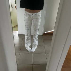 Lågmidjade bootcut jeans - Så unika och coola bootcut jeans från Waggon Paris🪩❤️‍🔥använda en enda gång☺️ midjemått rakt över är 40, midjemått runt om är 81, innerbensmått är 84 och ytterbensmåttet är 105 cm