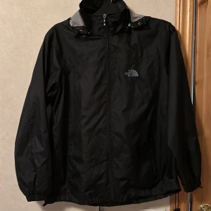 The north face regnjacka  - Kopia på the north face men ser precis likadan ut som en riktigt, använd endast en gång så inga problem med den. 