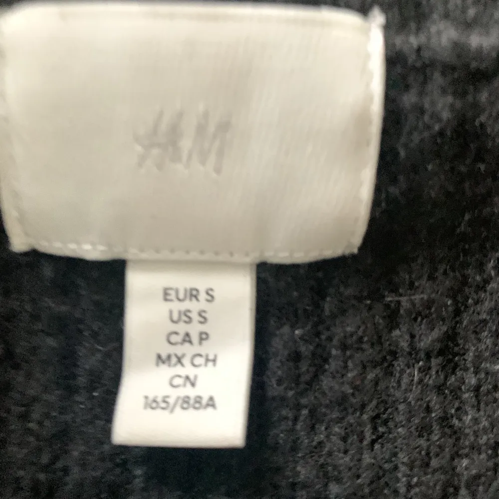 Stickad offshoulder tröja från h&m, tvättas självklart innan den säljs. Har använt den Max 3 gånger. . Stickat.