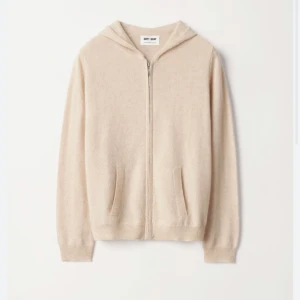 Soft goat  - Säljer min soft goat zip up Hoodie! Nästan aldrig använt då jag inte gillar den längre. Nypris 2495 kr och säljer för 1599 kr! Pris kan diskuteras vid ett snabb är köp! 