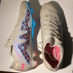 Nike Air Zoom Mercurial Vapor 15 Elite  - Storlek 41 passar 42, använd av spelare i allsvenskan, bra skick, diskuterar om priset vid snabb affärer