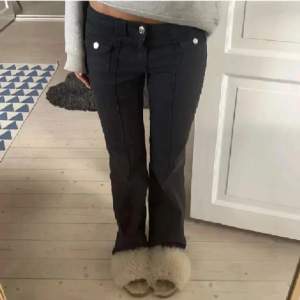 Eftertraktade hm jeans utan bakfickor. Storlek 34, de är stretchiga. Midjemått: 37 cm rakt över och benen är avklippta med innerbenslängd: 78 cm. ❤️