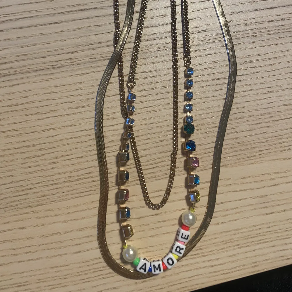 Tre fina halsband som sitter ihop från asos, bra skick. Asusteet.