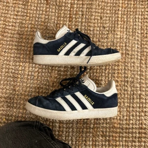 Marinblå adidas Gazelle sneakers - Så fina adidas gazelle sneakers i en marinblå färg!!