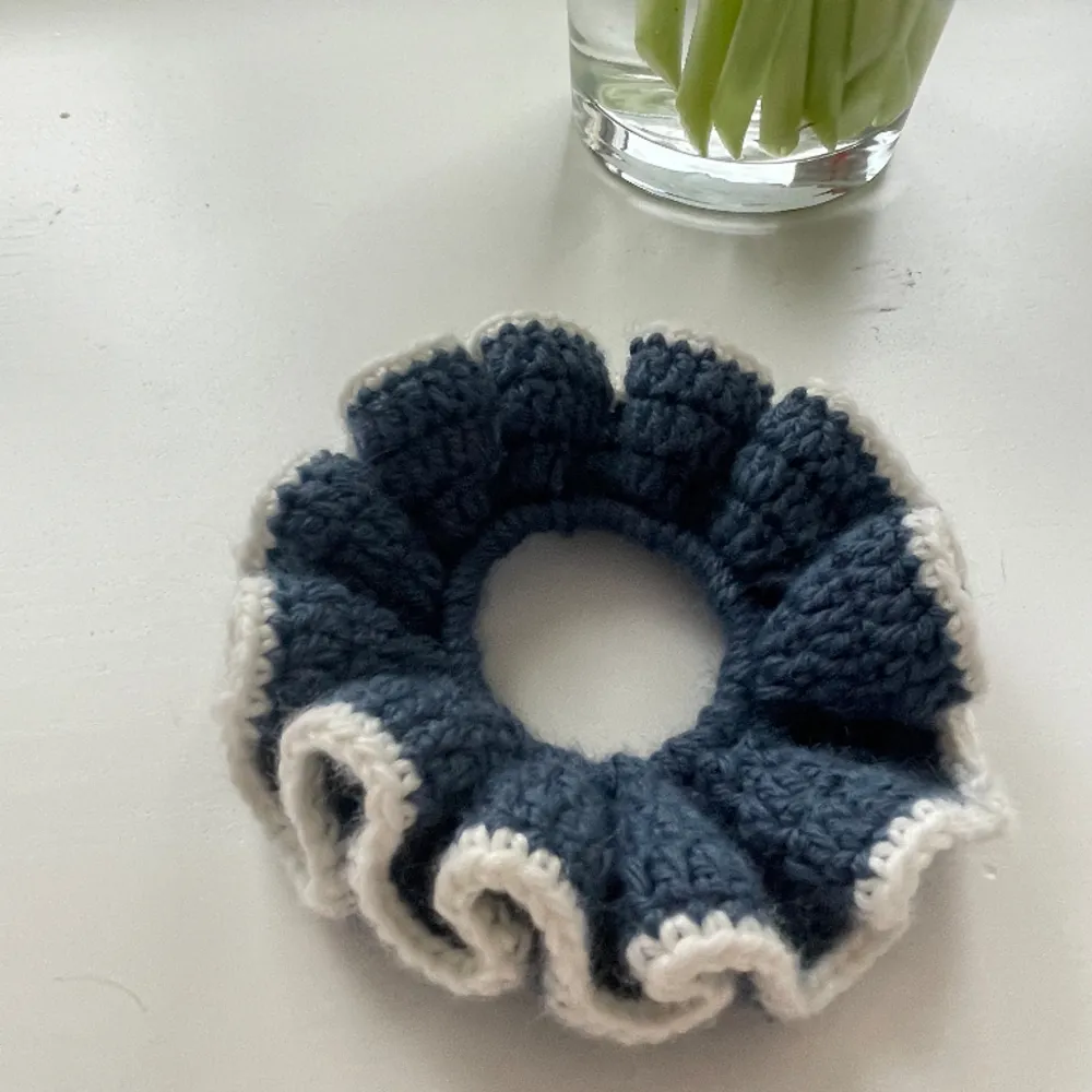 Supersöt virkad scrunchie i marinblå och vit färg! Supersöt till håret 💖✨ Går att beställa i vilken färg som helst!. Accessoarer.