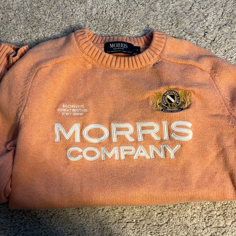 En korallfärgad Morris tröja!. Stickat.