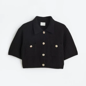 Svart stickad topp - Säljer denna svarta stickade t-shirt, använd 1 gång och har alltså inga tecken på användning💕Andra bilden är lånad!