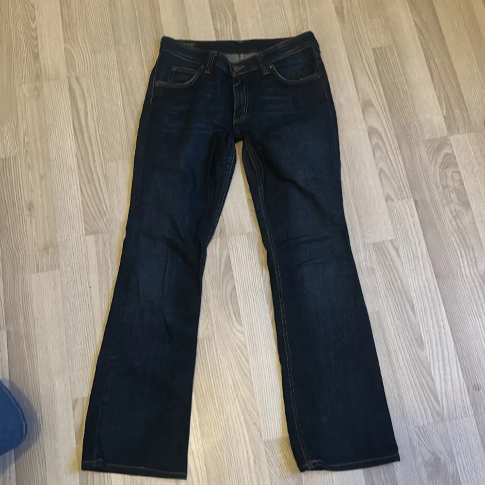 Lee jeans i jättebra skick! Lågmidjade och bootcut. Kp för mer information 🩷. Jeans & Byxor.