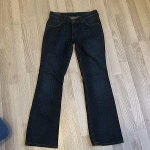 Lågmidjade jeans - Lee jeans i jättebra skick! Lågmidjade och bootcut. Kp för mer information 🩷
