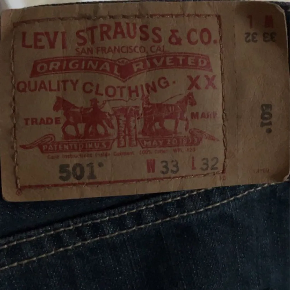 Vintage Levis jeans!! Använda en gång pga att jag inte riktigt tycker passformen är min stil. Jag är Medium i byxor så den passar dig med storlek M jättebra! Frakten står köparen för om det behövs!. Jeans & Byxor.