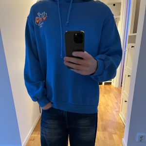 Bershak hoodie - Det har kommit en bit blekningsmedel nere vid hoodien som man ser på sista bilden. Kanske finns någon som inte bryr sig. Därav priset, annars är det en fet hoodie.