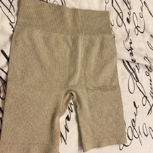 Gym shorts - Jättefin lite mörkare beige färg, sitter tajt men inte för tajt😆
