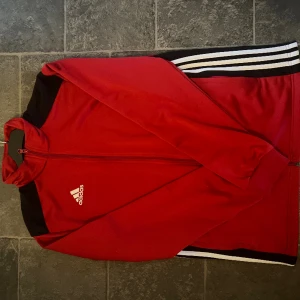 Adidas  - Adidas Kofta, frågor besvaras i dm!