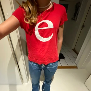 T-shirt från esprit - Svinsnygg t shirt med ett e ifrån esprit. Storlek L men sitter som xs-s. Pris kan diskuteras❤️❤️