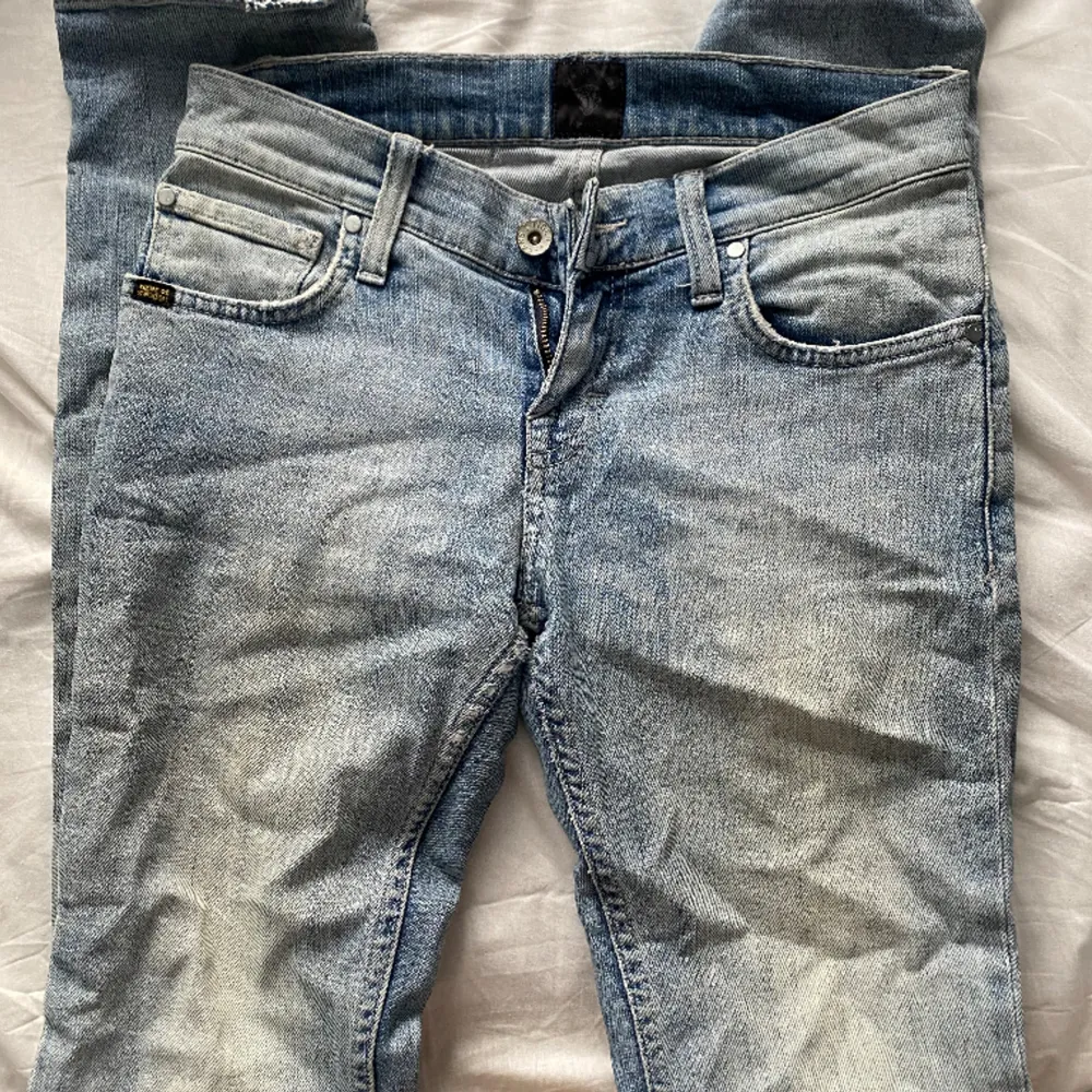 Supersnygga jeans😍 älskar färgen och fickorna. Dom är skinny i benen. Tryck gärna på köp nu❤️ kontakta mig med frågor.. Jeans & Byxor.