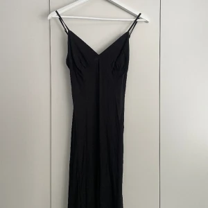 Klänning - Svart medlelång klänning. För liten så har aldrig använt den