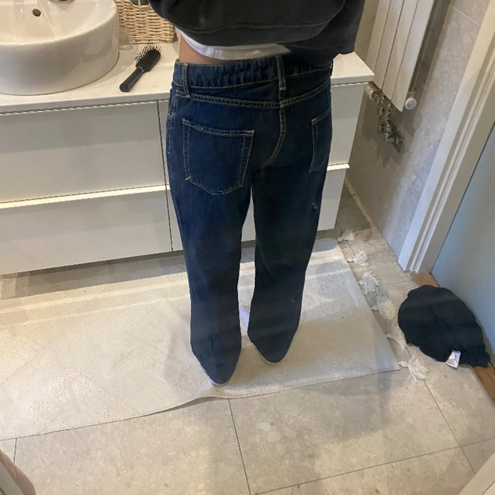 Skulle säga storlek M, det står storlek W32 L32 på jeansen. De har använts 1 gång sen jag köpte dem och är i bästa skick. . Jeans & Byxor.