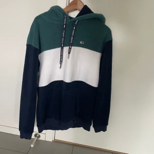 Tommy Hilfiger Hoodie I Fleecematerial (M) - Använder ej längre (måttliga spår av användning) Nypris 1299:-