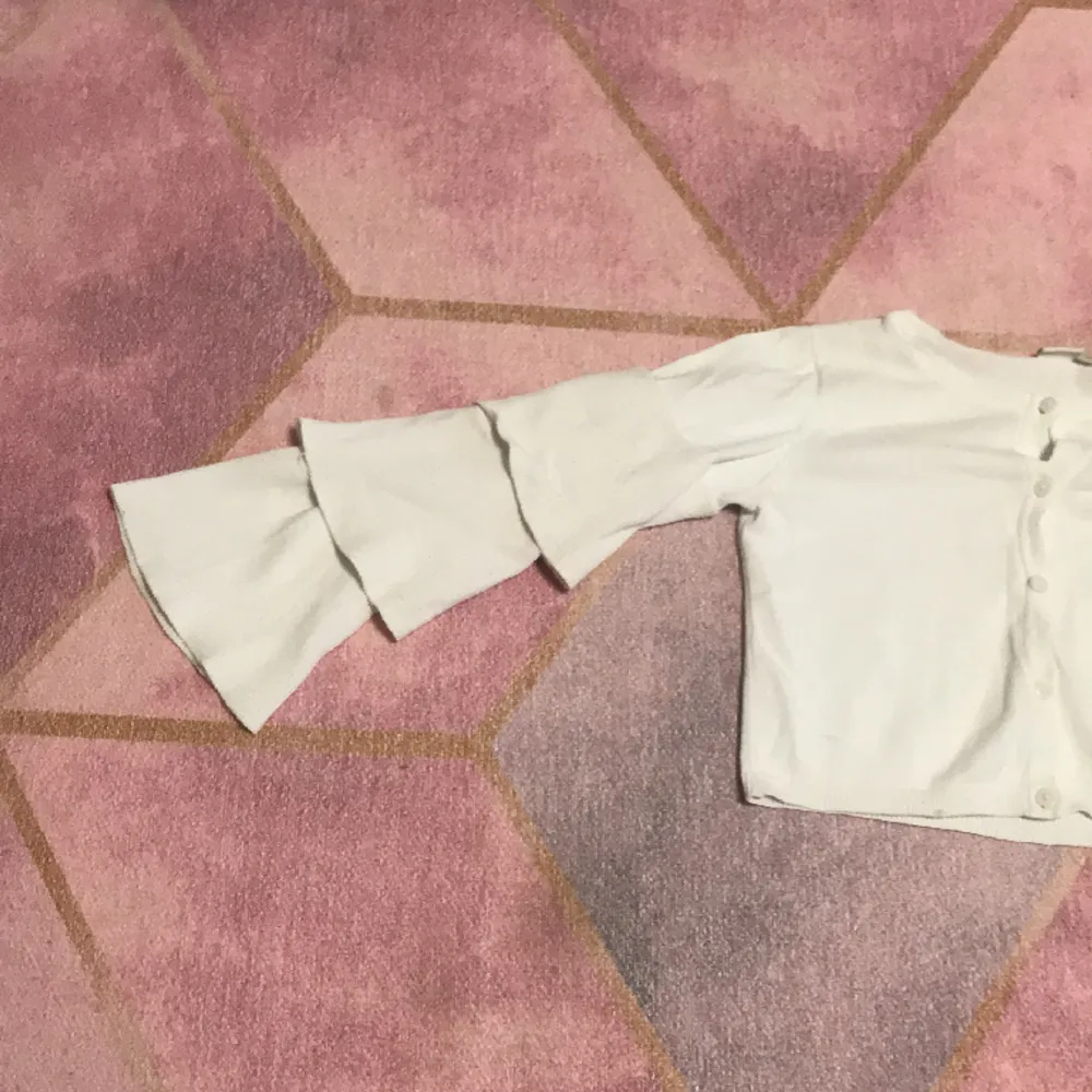 White, in good condition. Bought for 269 kr.. Neuletakit & Villapaidat.