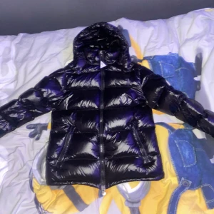 Moncler jacka  - Hej !  Säljer min moncler jacka helt ny och toppen skick. jackan passar dig perfekt som har storlek M - L. Jag tipsar garanterat om att köpa just denna jacka då den är bra på att hålla tempraturen bra och bekväm för dig som använder den. Bilder DM 📸