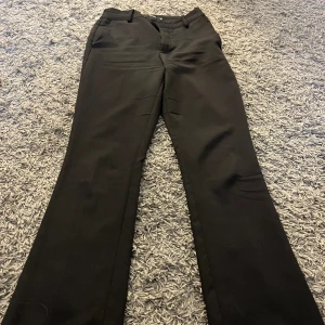 Kostymbyxor - säljer dessa kostymbyxor som jag köpt här på Plick, jättefina kostymbyxor i bra kvalite från bikbok❣️ säljer de endast för att de va för stora för mig i midjan 