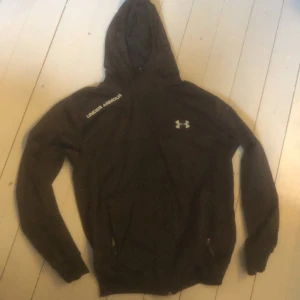 Under Armour Zip - Jätte fin under armour tröja. Inga hål/märken. Knappt använd. Köpt från affär under armour