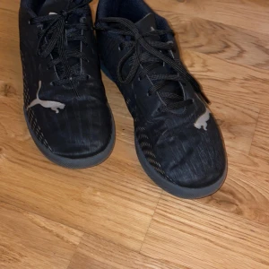 Puma sneakers  - Knappt använda , som nya ! 