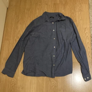 Skjorta - Jag säljer en skjorta som ser lite ut som en jeans skjorta. Det är märket Matinique. Den är i storlek L. 