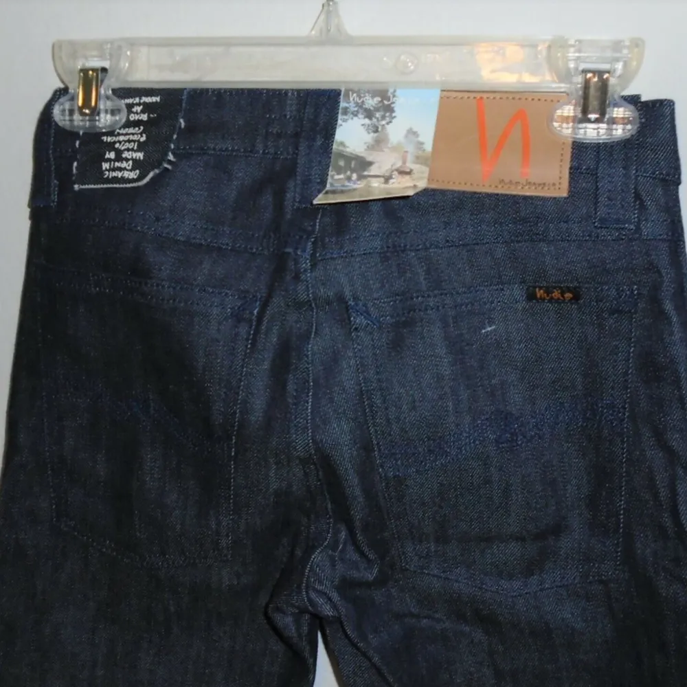 Hej! Säljer ett par snygga mörkblå Nudie Jeans, modell Narrow Boot Dry Clean Organic. Storlek W 26 L 34. Bara använda några gånger och i toppskick. Priset kan diskuteras men originalpriset ligger på 1600kr. Skriv vid funderingar!😊(lånade bilder). Jeans & Byxor.