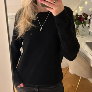 Stickad tröja - Säljer denna super mysiga och sköna svarta stickade tröjan!! Materialet är jätte mjukt eftersom jag inte använt den så mycket! Skriv till mig om du har någon fråga eller vill ha flera bilder💞 för smidigast betalning, klicka gärna på ”Köp nu”💞