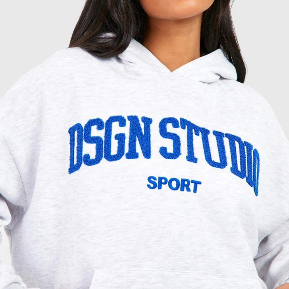 Säljer nu denna trendiga gråa hoodie med blå text som endast är använd 1 gång, den är i storlek L men sitter snyggt oversized på mig som är en S. Nypris: 500 kr. Hoodies.