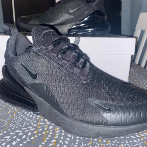 Svarta nike 270s - Skorna är nya, det fins box och kvitto. Va inte rädda för att ställa frågor, svarar så fort jag kan. Nypris 1600kr
