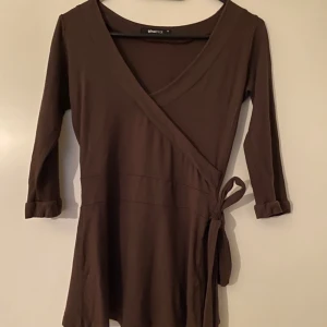 Omlottblus strl 34 - Fint skick  Gina Tricot  Strl 34  Brun 