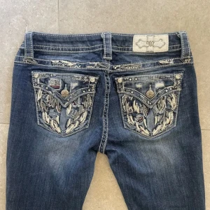 MISS ME JEANS - Ett par miss me jeans som är lowwaist och bootcut. Inga fläckar och de är i bra skick. Midje mattet är 38 cm (tvärs över) och innerbenslängden är 75cm. Tryck gärna pä köp nu!