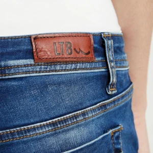 Low waist ltb jeans! - Jag säljer dessa super snygga jeans ifrån ltb! De är super populära och sitter perfekt på alla. Säljer dessa då de tyvärr blivit för korta för mig🥲❤️ Säljer för 600 och köpta för ca 900!