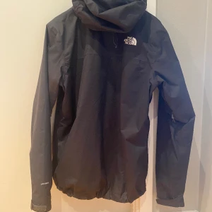 North face jacka  - North face jacka, använd ett fåtal gånger, som ny, köpt för 1200, pris kan diskuteras vid snabb affär.