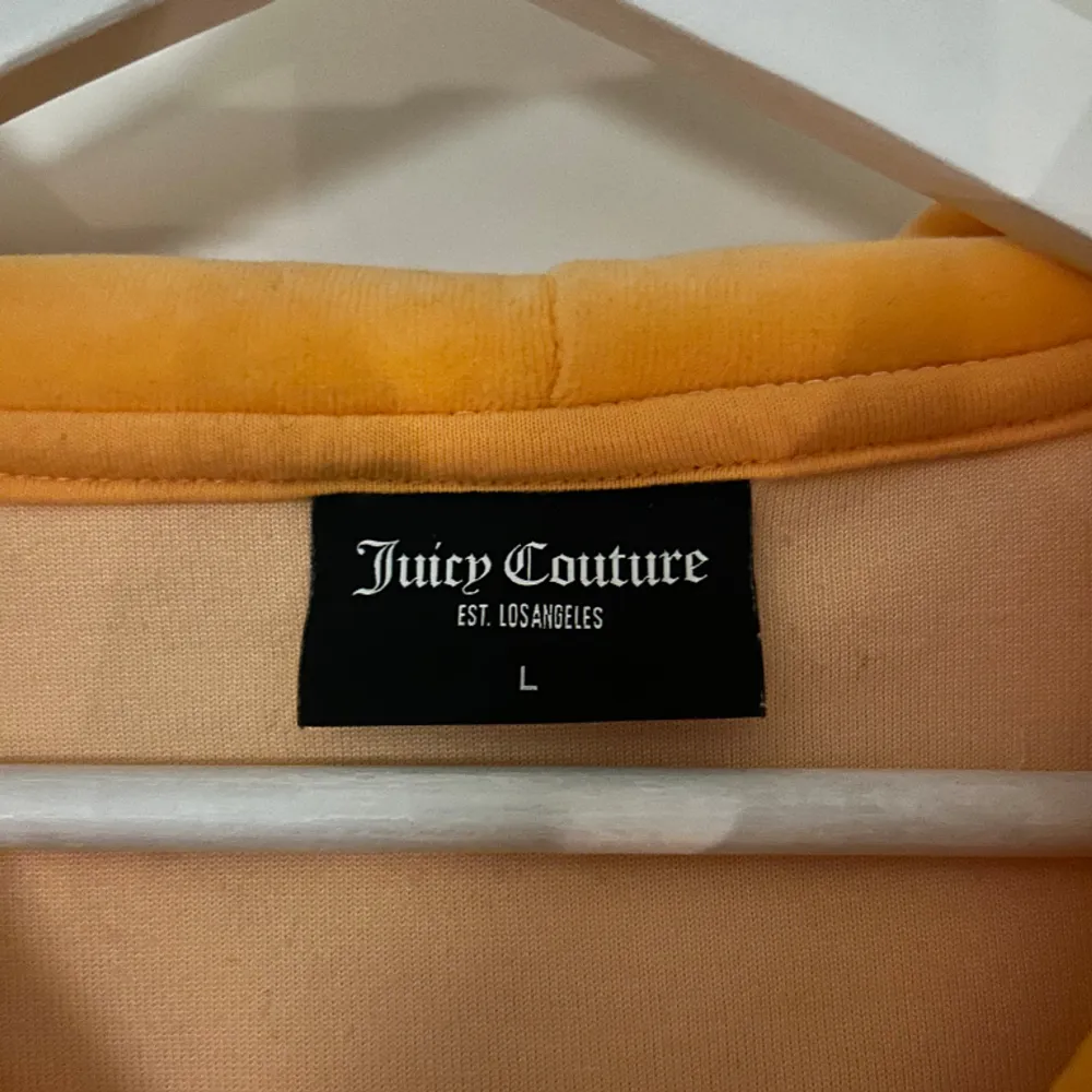 Juicy couture tröja i deras terry towelling kollektion. Storlek L. Använd mycket sparsamt så endast tvättad en gång.. Tröjor & Koftor.