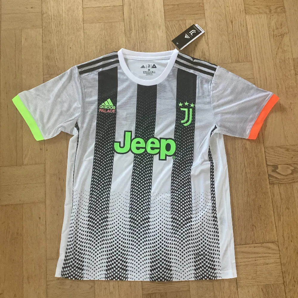 Säljer en helt ny Juventus x Palace tröja från säsongen 2019/2020. Priset kan diskuteras.. T-shirts.